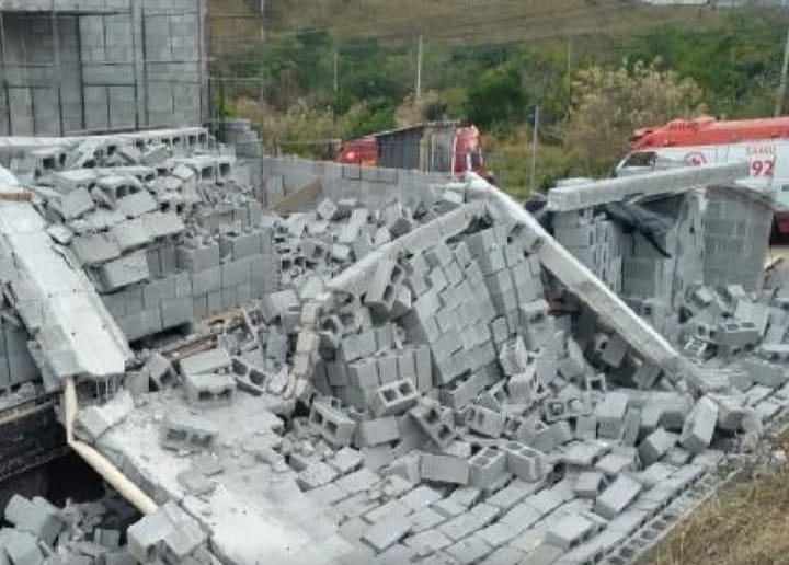  Homem é soterrado após muro de 8 metros cair sobre ele